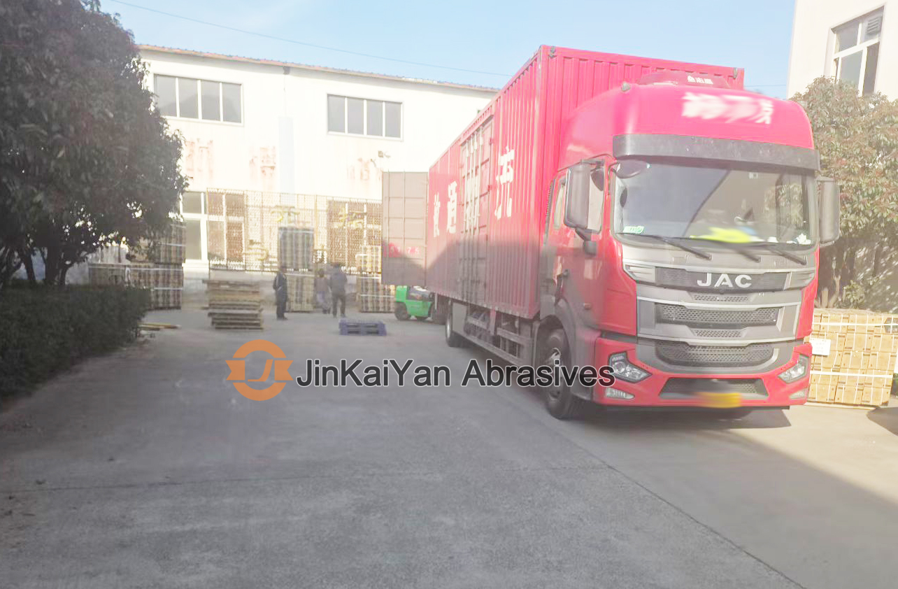 Recently, the products ordered by our customers have been loaded onto trucks and shipped out.