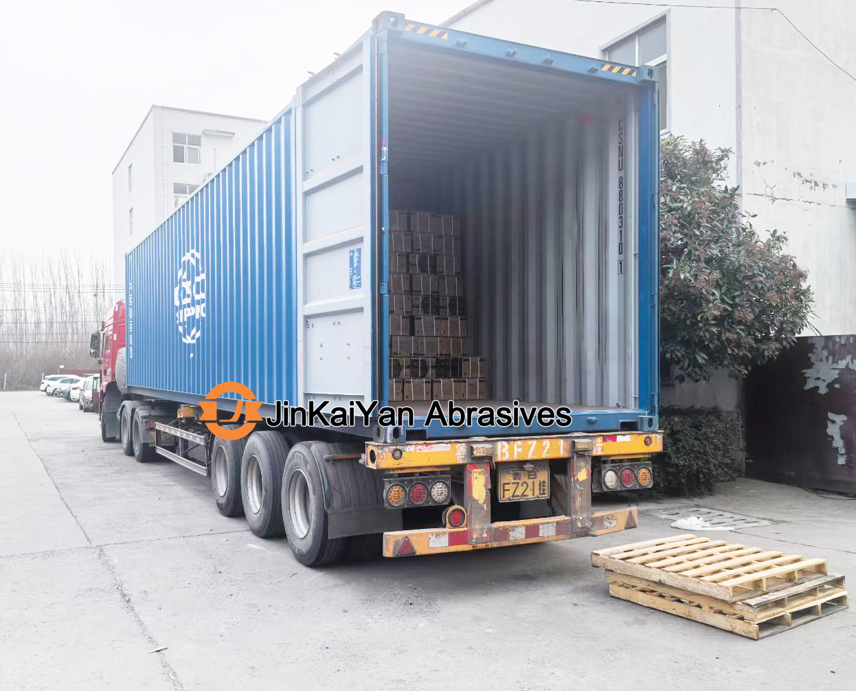 Recently, the products ordered by our customers have been loaded onto trucks and shipped out.